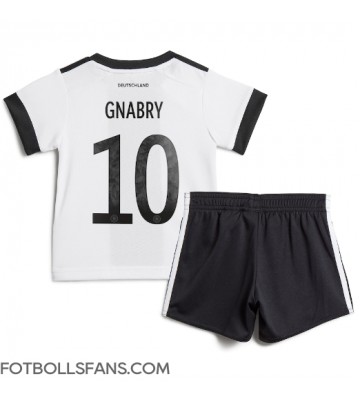 Tyskland Serge Gnabry #10 Replika Hemmatröja Barn VM 2022 Kortärmad (+ Korta byxor)